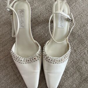 Beautiful and comfortable wedding shoes. Only worn once 7.5 coloriffics